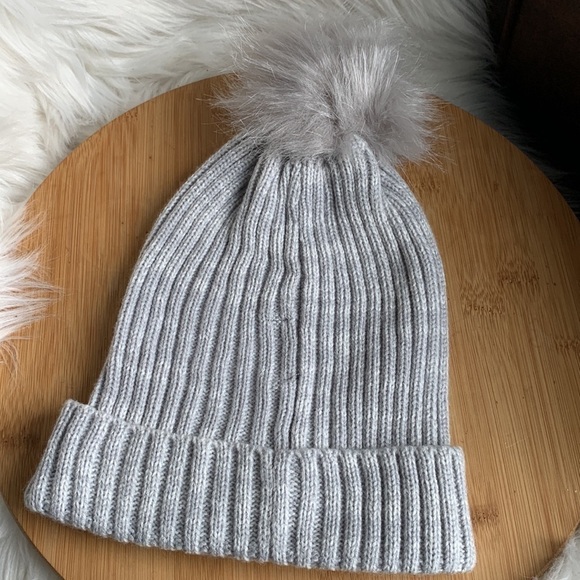 Hat Attack | NWOT Lightweight Ribbed Cuff Beanie / Hat Faux Fur Pom Light Gray - Picture 5 of 5